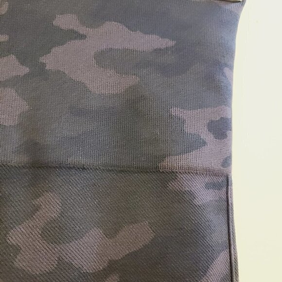 Spanx | Women's Camo Print Look At Me Now Seamless Cropped Leggings (Size Small) - Picture 5 of 12